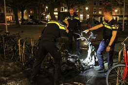 Twee scooters door brand volledig verwoest bij Metrostation Wibautstraat