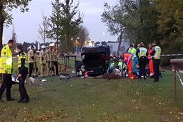 Auto belandt op kop op Radarweg in Amsterdam: twee gewonden