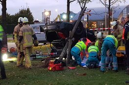 Auto belandt op kop op Radarweg in Amsterdam: twee gewonden