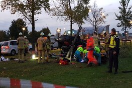 Auto belandt op kop op Radarweg in Amsterdam: twee gewonden