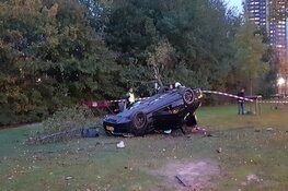 Auto belandt op kop op Radarweg in Amsterdam: twee gewonden