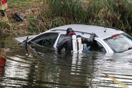 Auto te water in Amsterdam Nieuw-West