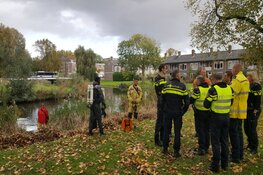 Auto te water in Amsterdam Nieuw-West