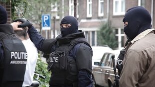 Inval bij vier drugspanden: drie vuurwapens, verdovende middelen en vier aanhoudingen