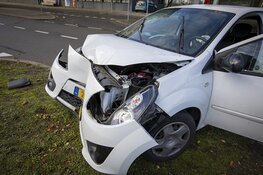 Vrouw gewond na botsing tegen lantaarnpaal op Schiphol