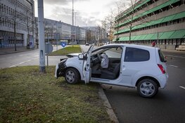 Vrouw gewond na botsing tegen lantaarnpaal op Schiphol