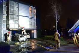 Auto in carport in brand