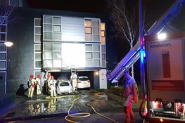 Auto in carport in brand