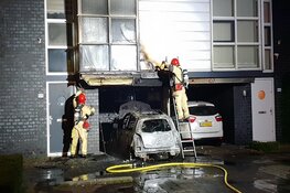 Auto in carport in brand