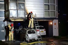 Auto in carport in brand