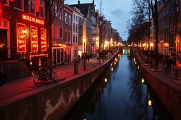 Amsterdam wil groepen voortaan zonder gids De Wallen op sturen