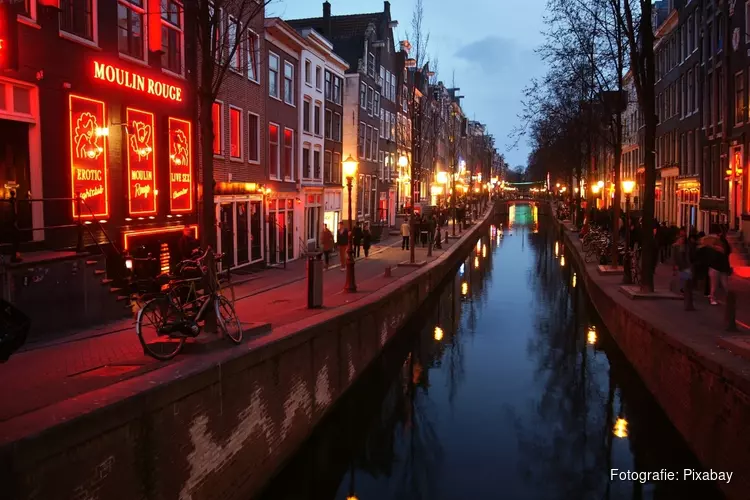Amsterdam wil groepen voortaan zonder gids De Wallen op sturen