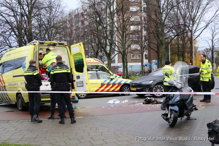 Scooterrijder zwaargewond na botsing in Slotermeer