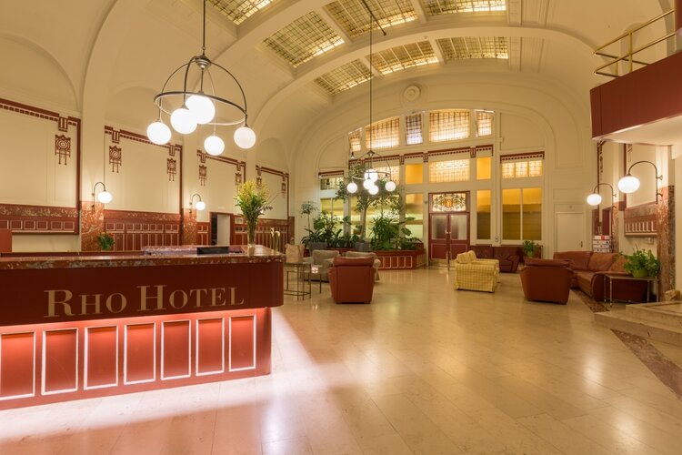 Enthousiaste medewerkers voor het ontbijt en de Hotelkamerschoonmaak bij Rho Hotel