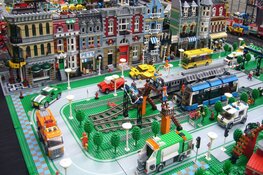 Metershoge LEGO-molen in nieuwe flagshipstore Amsterdam