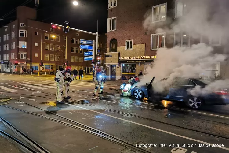 Auto vat vlam voor stoplicht