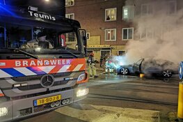 Auto vat vlam voor stoplicht