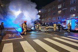 Auto vat vlam voor stoplicht