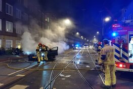 Auto vat vlam voor stoplicht