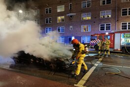 Auto vat vlam voor stoplicht