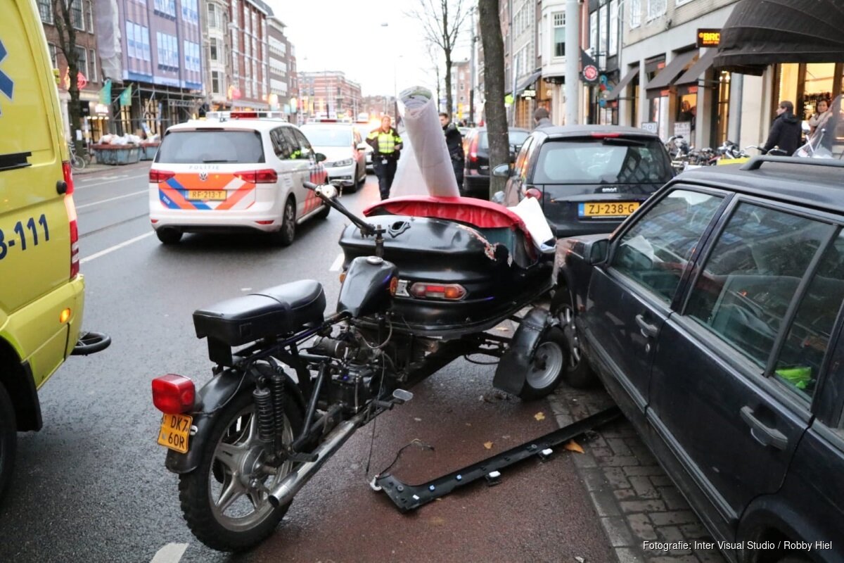 Bestuurder brombakfiets gewond na ongeluk op Rozengracht Amsterdam