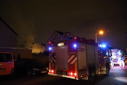 Straat blauw na brand in schuur Diemen