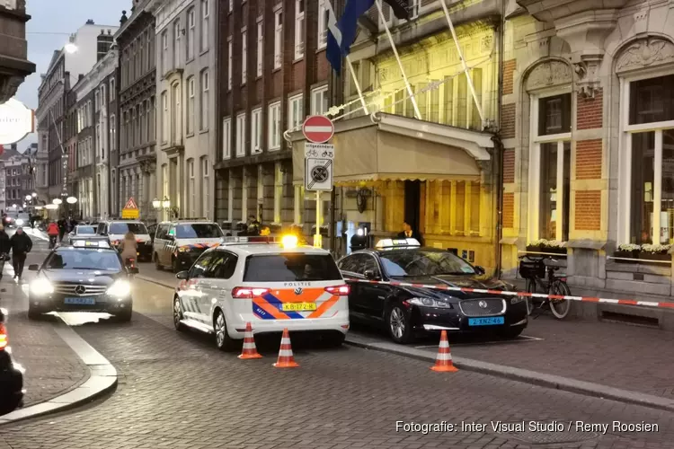 Man neergestoken na vermoedelijke vechtpartij met groep in Amsterdam