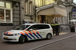 Man neergestoken na vermoedelijke vechtpartij met groep in Amsterdam