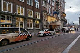 Man neergestoken na vermoedelijke vechtpartij met groep in Amsterdam