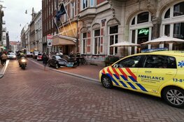 Man neergestoken na vermoedelijke vechtpartij met groep in Amsterdam