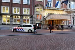 Man neergestoken na vermoedelijke vechtpartij met groep in Amsterdam