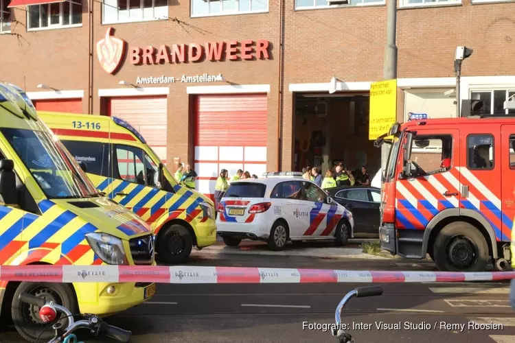 Burgemeester Halsema bezoekt kazerne Amsterdam na tragisch ongeval: "We leven mee"