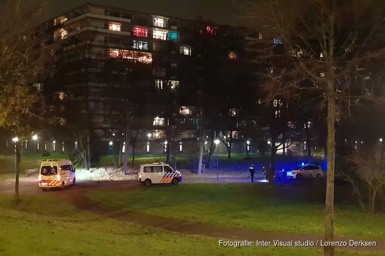 Fietser gestoken in bovenlijf in Amsterdam