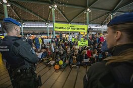 Tientallen actievoerders Schiphol Plaza weggehaald, protest gaat nog altijd verder
