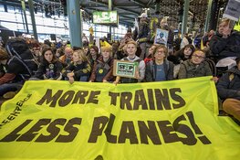 Tientallen actievoerders Schiphol Plaza weggehaald, protest gaat nog altijd verder