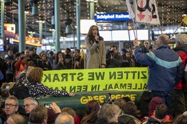 Tientallen actievoerders Schiphol Plaza weggehaald, protest gaat nog altijd verder