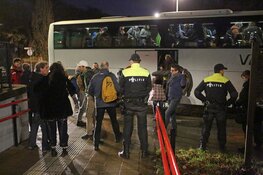 Actievoerders Greenpeace per bus overgebracht van Schiphol naar Santpoort-Noord