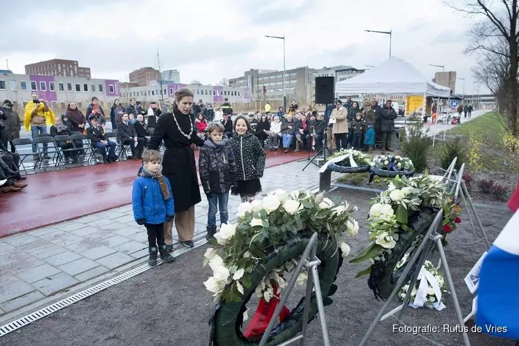 Herdenking 75 jaar fusillade bij een nieuw oorlogsmonument aan de Haarlemmerweg