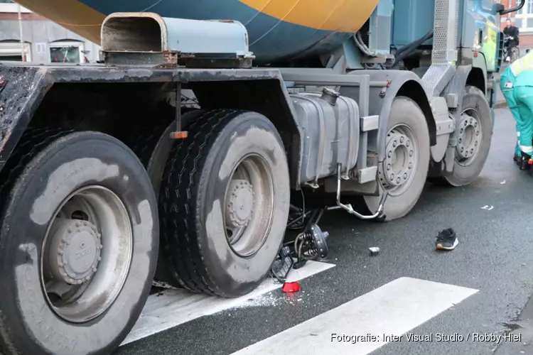 Fietser gewond na aanrijding met betonwagen