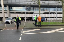 Marechaussee zet omgeving parkeergarage Schiphol af om verdacht pakketje in auto