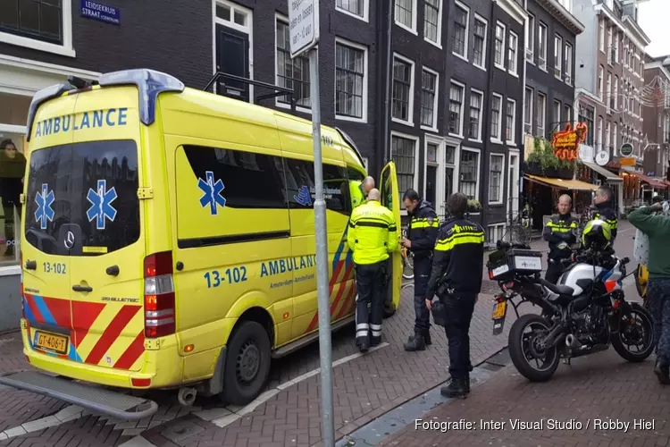 Vrouw glijdt uit en belandt met hoofd op stoeprand