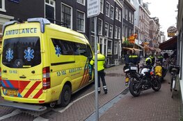 Vrouw glijdt uit en belandt met hoofd op stoeprand