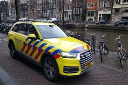 Vrouw glijdt uit en belandt met hoofd op stoeprand