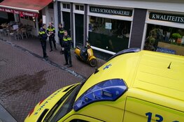 Vrouw glijdt uit en belandt met hoofd op stoeprand