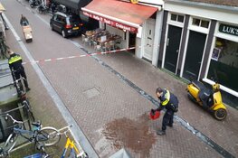 Vrouw glijdt uit en belandt met hoofd op stoeprand