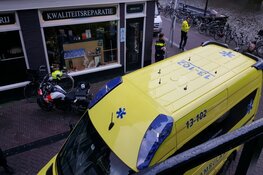 Vrouw glijdt uit en belandt met hoofd op stoeprand