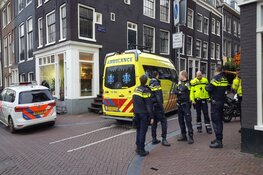 Vrouw glijdt uit en belandt met hoofd op stoeprand