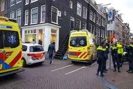 Vrouw glijdt uit en belandt met hoofd op stoeprand