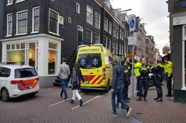 Vrouw glijdt uit en belandt met hoofd op stoeprand