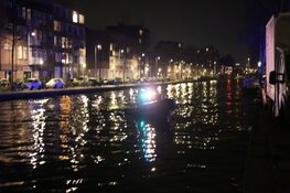 Personen te water in Kostverlorenvaart